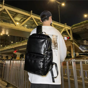 Zaino Minimalista Uomo in Cuoio – Elegante e Pratico per Viaggi e Scuola