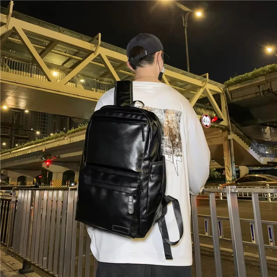 Zaino Minimalista Uomo in Cuoio – Elegante e Pratico per Viaggi e Scuola